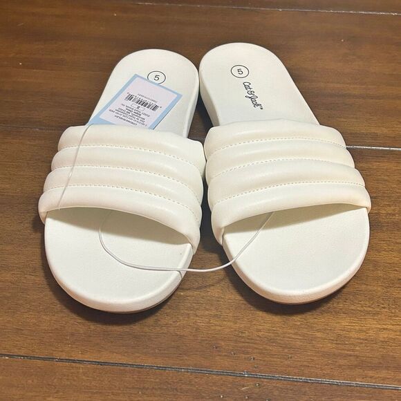 Cat & Jack Slides / Sandals Size 5 - Picture 2 of 3